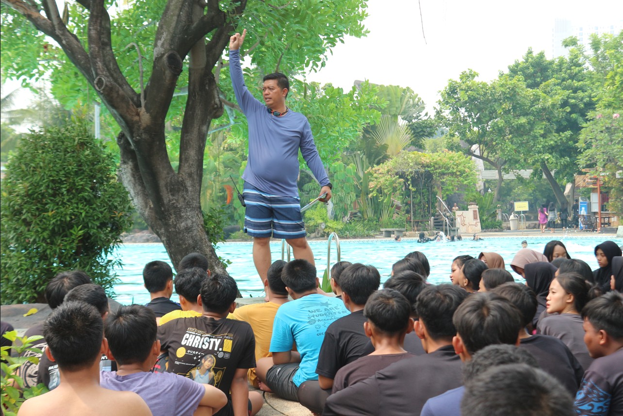 Kegiatan Praktik Renang SMK Remaja Pluit