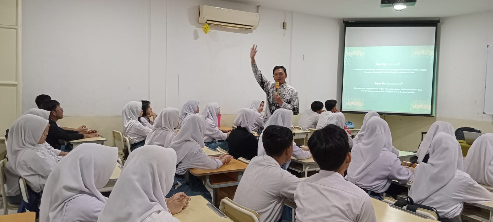 Berita: Siapa bilang masuk SMK cuma fokus praktik aja? Literasi dan Numerasi juga gak kalah penting, lho! - SMK Remaja Pluit